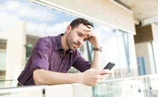 ¿Se ha fundido la luz del portal? ¿Gotea una bajante? ¿Hay un ascensor averiado o una puerta que no cierra bien? Las incidencias en las comunidades de vecinos son inevitables, pero si se comunican correctamente, pueden resolverse con rapidez y eficacia. En este artículo te explicamos cómo notificar un problema, qué canales usar y por qué es tan importante hacerlo de forma transparente. Una persona se muestra abrumada y preocupada mirando su teléfono porque tiene una gotera u otra reparación urgente que debe atender