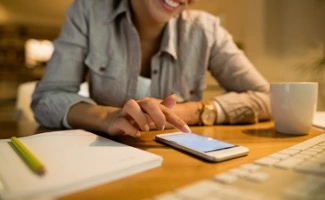 Desde la entrada en vigor del Real Decreto-ley 8/2019, todas las empresas están obligadas a registrar la jornada diaria de sus trabajadores. Esta norma, pensada para garantizar los derechos laborales, afecta de lleno a proveedores que prestan servicios en comunidades de propietarios: limpieza, mantenimiento, jardinería o conserjería. Pero atención: hay una nueva regulación en marcha que endurecerá las condiciones y exigirá el registro digital. Si eres proveedor, esto te interesa. Una mujer controla el registro horario de los empleados de su empresa a trravés de su teléfono móvil