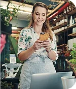 imgen de una trabajadora de jardineria usando la app de tucomunidad