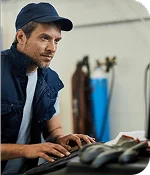 imagen de un trabajador escribiendo con el teclado