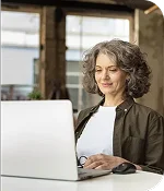 imagen de una mujer trabajando con su portatil