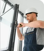 imagen de un técnico arreglando una ventana
