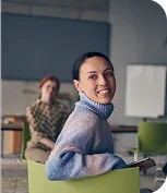 imagen de dos mujeres sonrientes en una reunion informal