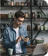 imagen trabajador utilizando el movil