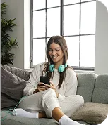 imagen chica sonriente en el sofa mirando el movil